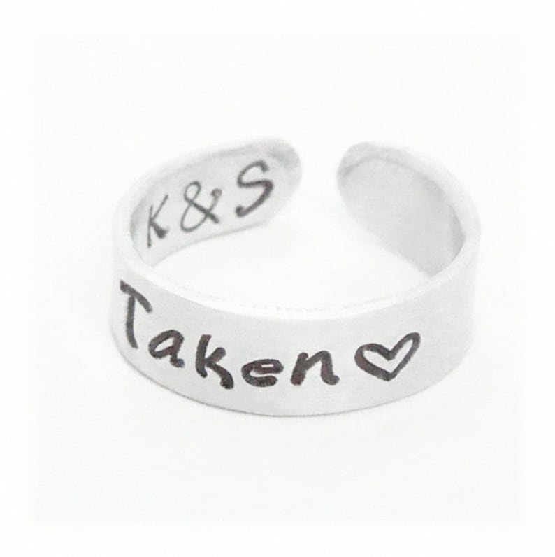 развод. женщина в принимает кольцо. серебряное кольцо always. парень держит кольцо. Take ring.