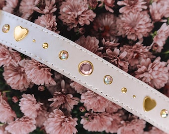 Handgemaakte Italiaanse leren hondenhalsband | Roze, ivoor, kristallen en hartbedels