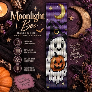 Può includere: Un motivo rettangolare per perline raffigurante un fantasma bianco pixelato con un cappello da strega viola che tiene in mano una zucca arancione su uno sfondo viola scuro con una luna crescente gialla e stelle, etichettato Moonlight Boo.