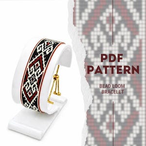 Può includere: Un braccialetto con telaio di perline con un motivo geometrico nero, bianco e rosso è esposto su un supporto bianco. Il braccialetto ha una catena regolabile color oro. L'immagine include anche il testo "PDF PATTERN" e "BEAD LOOM BRACELET".