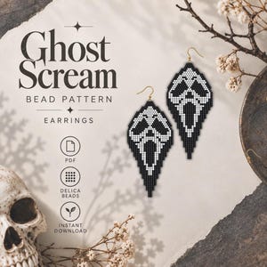 Könnte beinhalten: Ein Paar rautenförmige Perlenohrringe mit einem schwarz-weißen Geistermasken-Design. Die Ohrringe werden zusammen mit dem Text Ghost Scream BEAD PATTERN EARRINGS, PDF, DELICA BEADS und INSTANT DOWNLOAD dargestellt.