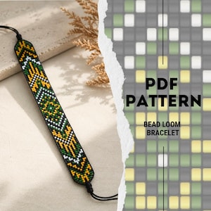 Op de afbeelding: Een kralen geweven armband met een geometrisch patroon in groen, geel, wit en zwart. De armband wordt getoond op een neutrale ondergrond. De afbeelding bevat ook de tekst "PDF PATTERN" en "BEAD LOOM BRACELET".