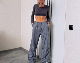 Damen Cargo-Fallschirmhose: Verstellbare Taille, leichter Regenmantel-Stoff