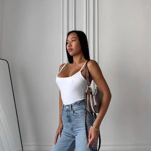 Frauen Micro-Tauchen Bodysuit mit verstellbaren Trägern und Knopfverschluss -Bequeme Kleidung für den Abend Looks -Schwarz Weiß Himbeere