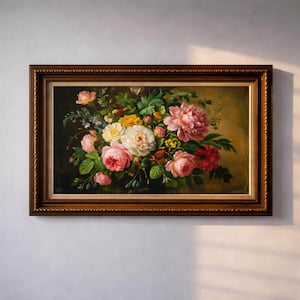 Puede incluir: Pintura al óleo de un arreglo floral en un marco de madera marrón decorativo y ornamentado. El ramo presenta flores rosas, blancas, amarillas y rojas con follaje verde sobre un fondo oscuro. El marco tiene un borde detallado en forma de cuerda.
