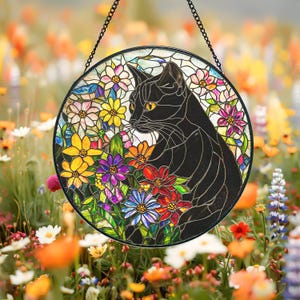 黒猫と野の花のステンドグラスのサンキャッチャー - 窓に吊るす装飾、自然 - 家や猫好きの方への装飾 - 母の日ギフト。