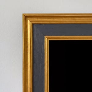 TV-ram Hantverksmässig lyxig minimalistisk träram 32 till 85 tum svart och guldram C6624CC