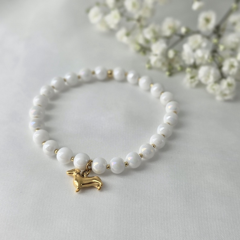 Goldenes Dackel Armband mit weißen Glasperlen