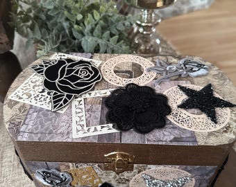 Boîte moyenne noire et blanche à fleurs