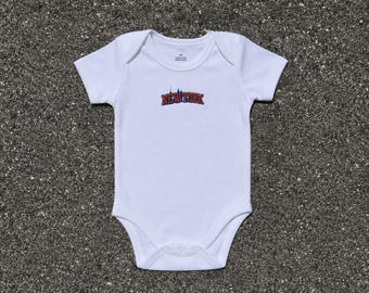 New York Skyline Strampelanzug Knicks New York Onesie für Babys Baby Kleinkind
