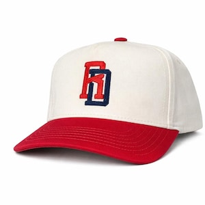 Puede incluir: Un juego de tres tazas de cerámica con un acabado mate moteado. Las tazas son en tonos crema, gris claro y gris oscuro. Cada taza tiene un diseño simple y minimalista y un asa redondeada.