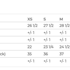 Puede incluir: Una taza de cer&aacute;mica blanca con un asa negra y el texto "But First, Coffee" en negrita negra. La taza est&aacute; llena de un l&iacute;quido oscuro, probablemente caf&eacute;, y se encuentra sobre una superficie clara.