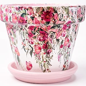 Pot de fleur en terre cuite : jolies fleurs roses, vignes et vrilles, pot en argile de découpage fait main pour une fenêtre ensoleillée