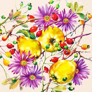 Puede incluir: Ilustración en acuarela de membrillos amarillos, ásteres morados, escaramujos rojos y bayas verdes sobre ramas. La obra de arte tiene un estilo suave y pictórico con un fondo beige claro. La composición es una vibrante exhibición de elementos otoñales.