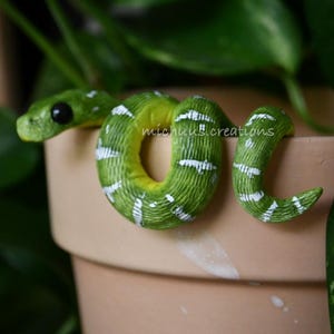 Serpente arboricolo verde a forma di pitone in vaso di fiori, realizzato in argilla polimerica - figura decorativa - fatto a mano