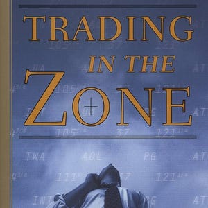 Op de afbeelding: Boekomslag met een blauwe achtergrond en de titel "Trading in the Zone" in oranje tekst. De auteur is Mark Douglas, en het boek gaat over het beheersen van de markt met zelfvertrouwen, discipline en een winnende mentaliteit.