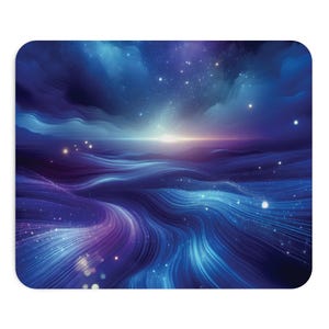 Könnte beinhalten: Abstrakter digitaler Kunstdruck mit einer wirbelnden, blauen und violetten Galaxie mit einem sternenklaren Nachthimmel. Das Kunstwerk hat eine verträumte, ätherische Atmosphäre.