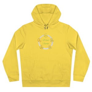 Könnte beinhalten: Gelber Hoodie mit einem Grafikdruck eines Kreises mit den chinesischen Schriftzeichen für Holz, Feuer, Erde, Metall und Wasser. Der Text "Wood Snake" ist innerhalb des Kreises geschrieben.