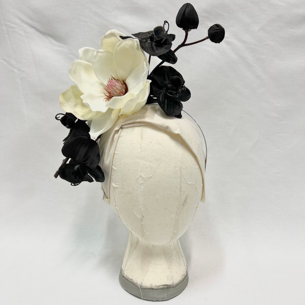 Orchidée noire avec fascinateur de magnolia ivoire