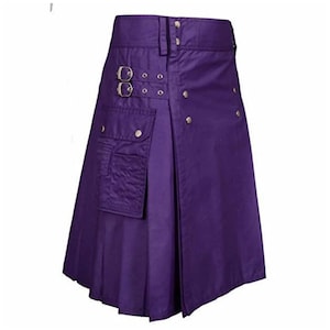 K&ouml;nnte beinhalten: Ein lilafarbener Utility-Kilt mit einer gro&szlig;en Cargo-Tasche auf der Vorderseite und einem Schnallenverschluss. Der Kilt ist plissiert und aus dickem Stoff gefertigt.