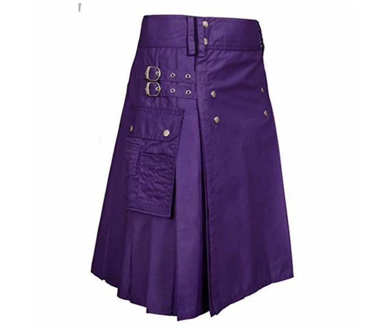K&ouml;nnte beinhalten: Ein lilafarbener Utility-Kilt mit einer gro&szlig;en Cargo-Tasche auf der Vorderseite und einem Schnallenverschluss. Der Kilt ist plissiert und aus dickem Stoff gefertigt.