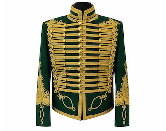 Könnte beinhalten: Eine dunkelgrüne Jacke im Militärstil mit Stehkragen und aufwendigen goldenen Kordelverzierungen auf der Vorderseite. Das Kleidungsstück verfügt über Reihen goldener Knöpfe sowie kunstvolle goldene Stickmuster an Ärmeln und Bündchen.