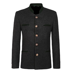 Puede incluir: Chaqueta de lana gris oscuro con cuello mandarín y botones dorados. La chaqueta tiene ribetes verde oscuro en el cuello y los bolsillos, y es de estilo tradicional.