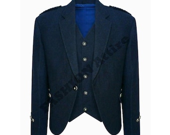 Può includere: Un completo giacca e gilet blu navy. La giacca ha un revers a lancia, spalline e bottoni decorativi sulle maniche. Il gilet ha un'abbottonatura frontale. Il completo è realizzato in tessuto strutturato.