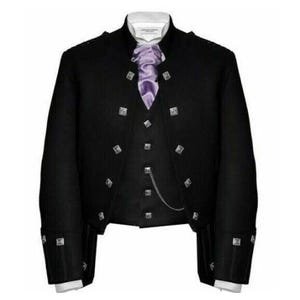 Pode incluir: Casaco preto com botões quadrados prateados e detalhes nas mangas. Um ascot roxo claro é visível no pescoço, e uma corrente prateada pende do casaco. O casaco tem gola e punhos brancos.