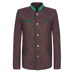 Könnte beinhalten: Braune Jacke mit Stehkragen und grünen Zierleisten. Die Jacke hat eine Knopfleiste mit dekorativen Knöpfen und zwei Vordertaschen. Kragen und Taschen sind mit einem detaillierten grünen Design versehen.