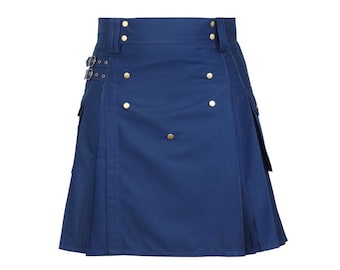 Könnte beinhalten: Ein dunkelblauer Utility-Kilt mit goldenen Schnallen und Knöpfen. Der Kilt hat zwei große Taschen an den Seiten.