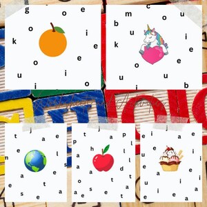 Puede incluir: Cinco tarjetas cuadradas con ilustraciones y letras. Se representan una naranja, un unicornio sosteniendo un coraz&oacute;n, un globo terr&aacute;queo, una manzana roja y un helado. Las tarjetas est&aacute;n dispuestas sobre una superficie de madera colorida.