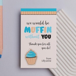 Etichetta regalo "Muffin senza di te", etichetta di ringraziamento per l'insegnante con cupcake blu, etichetta di apprezzamento modificabile, etichetta stampabile con gioco di parole sulla pasticceria per la fine dell'anno