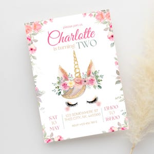 Invitation d'anniversaire florale de licorne | Invitation modifiable en corne pailletée dorée pour fille | Modèle pour 2e anniversaire rose pastel | Fête imprimable