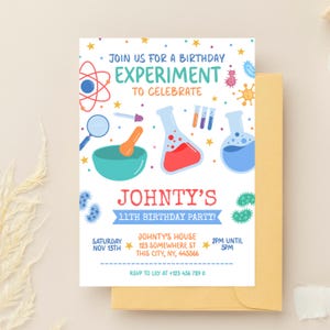 Peut inclure: Une invitation d'anniversaire colorée sur le thème de la science. L'invitation présente des illustrations d'équipements de laboratoire, notamment des béchers et un mortier et un pilon. Le texte dit "Rejoignez-nous pour une expérience d'anniversaire".
