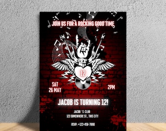 Puede incluir: Una invitación de fiesta de cumpleaños con temática rockera con un fondo de ladrillos rojos. La invitación presenta una mano haciendo un gesto de rock and roll, alas, notas musicales y el texto "JOIN US FOR A ROCKING GOOD TIME" y "JACOB IS TURNING 12!"