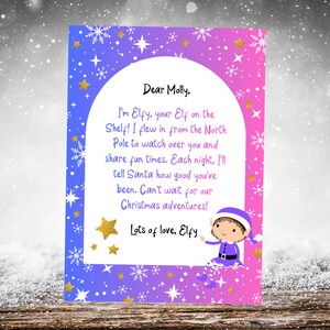 Puede incluir: Una tarjeta navideña con un fondo degradado azul y rosa, adornada con copos de nieve y estrellas. La tarjeta presenta un mensaje de "Elfy" a "Molly", junto con una ilustración de un elfo. El texto dice: "Querida Molly, ¡Soy Elfy, tu Elfo en la Estantería!"
