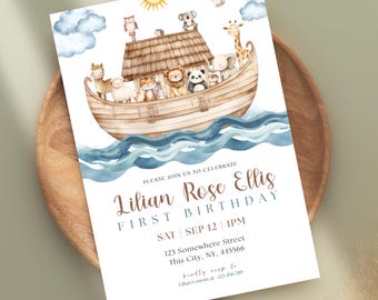 Könnte beinhalten: Eine Einladung im Aquarellstil zum ersten Geburtstag von Lilian Rose Ellis. Das Design zeigt die Arche Noah mit verschiedenen Tieren, blauem Wasser, Wolken und einer Sonne. Die Einladung enthält Datum, Uhrzeit und Ort: 123 Somewhere Street, This City, NY, 445566.