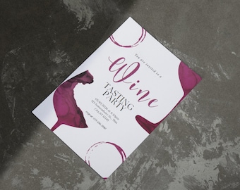 Puede incluir: Una tarjeta de invitación blanca con diseños de copas de vino en acuarela rosa. El texto dice "Estás invitado a una cata de vinos" con la fecha, la hora y la dirección.