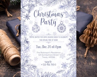 以下が含まれることがあります： 青と白の花柄のデザインのクリスマスパーティーの招待状。「Christmas Party」というテキストと日付、時間、場所の詳細が記載されています。装飾要素には雪の結晶やオーナメントが含まれています。