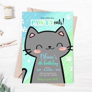Può includere: Un invito di compleanno con un'illustrazione di un gatto dei cartoni animati. L'invito ha uno sfondo blu e verde con impronte di zampe. Il testo include "CALLING ALL PAWTY cats!" e "Olivia's 8th birthday".