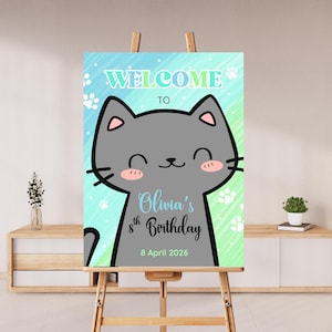 Puede incluir: Un letrero de bienvenida para una fiesta de cumpleaños con un gato de dibujos animados y el texto "WELCOME TO Olivia's 8th Birthday 8 April 2026" sobre un fondo azul y verde. El letrero se muestra en un caballete de madera.