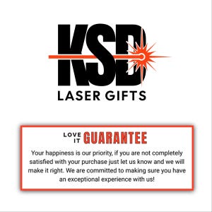 K&ouml;nnte beinhalten: Das Bild zeigt das schwarz-orange Logo von KSD Laser Gifts mit dem Text "LASER GIFTS" darunter. Ein rotes Rechteck enth&auml;lt die Worte "LOVE IT GUARANTEE" und eine Kundenzufriedenheitserkl&auml;rung.