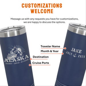K&ouml;nnte beinhalten: Zwei marineblaue Reisebecher mit silbernen Deckeln. Einer zeigt ein Alaska-Design mit Text, der andere hat den Namen "Jake", den Monat "Juli" und das Jahr "2025". Oben steht "Individualisierungen Willkommen".