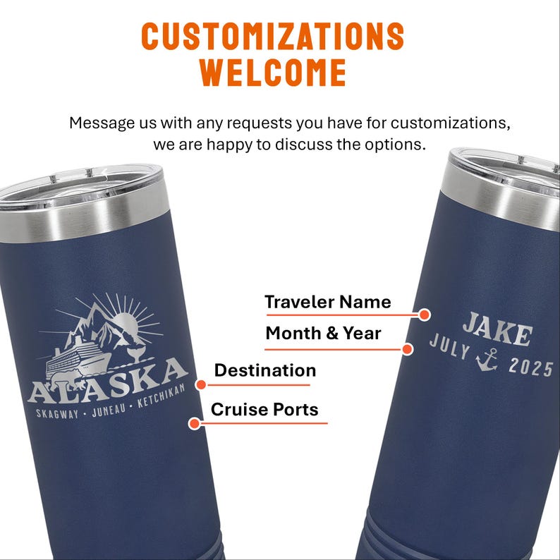 K&ouml;nnte beinhalten: Zwei marineblaue Reisebecher mit silbernen Deckeln. Einer zeigt ein Alaska-Design mit Text, der andere hat den Namen "Jake", den Monat "Juli" und das Jahr "2025". Oben steht "Individualisierungen Willkommen".