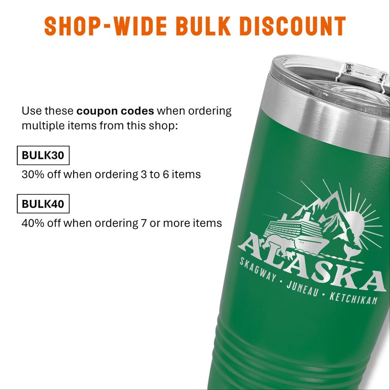K&ouml;nnte beinhalten: Gr&uuml;ner Reisebecher mit silbernem Deckel, mit einem Alaska-Design mit einem Kreuzfahrtschiff, Bergen und dem Text "Alaska Skagway Juneau Ketchikan". Das Bild zeigt auch Informationen zu Mengenrabatten.