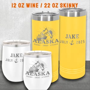 K&ouml;nnte beinhalten: Eine Sammlung von isolierten Bechern und Weingl&auml;sern. Zwei gelbe Becher zeigen den Text "JAKE JULY 2025" und ein Alaska-Kreuzfahrt-Design. Zwei wei&szlig;e Weingl&auml;ser haben ebenfalls den Text "JAKE JULY 20" und ein Alaska-Kreuzfahrt-Design.
