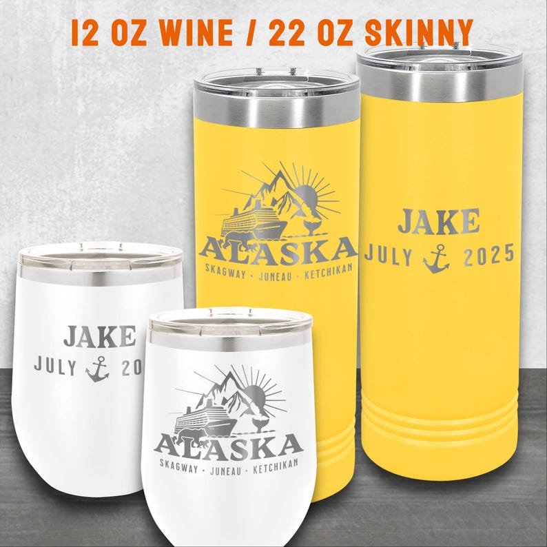 K&ouml;nnte beinhalten: Eine Sammlung von isolierten Bechern und Weingl&auml;sern. Zwei gelbe Becher zeigen den Text "JAKE JULY 2025" und ein Alaska-Kreuzfahrt-Design. Zwei wei&szlig;e Weingl&auml;ser haben ebenfalls den Text "JAKE JULY 20" und ein Alaska-Kreuzfahrt-Design.