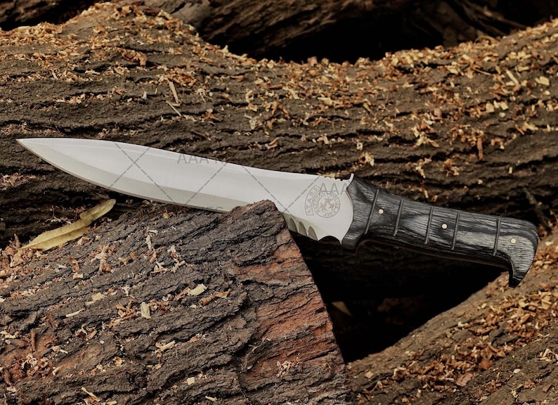 Knife in action – cosplay use or survival setup outdoors