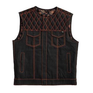 Könnte beinhalten: Schwarze Weste mit orangefarbenen Nähten und rautenförmig gesteppten Schultern. Mit zwei Vordertaschen und einem Paisley-Musterfutter. Ein stilvolles, ärmelloses Kleidungsstück zum Überziehen.